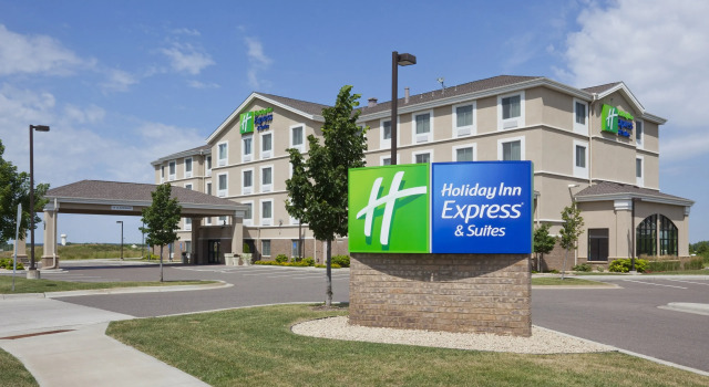 Holiday Inn Exp Stes Rogers by IHG, Varaa Hotelli Hotellit Minnesota pysäköinnillä, Pysäköinti