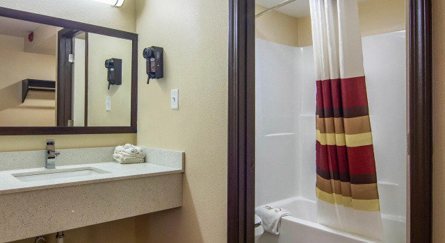 Четырёхместный номер Standard Red Roof Inn Perrysburg