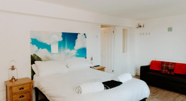 UPSIDE DOWN HOUSE - Sleeps up to 6 Guests - Near Sherwood Forest at Fairview Farm in Nottingham set in 88 acres, Reserva ahora Agroturismo Ravenshead Reino Unido