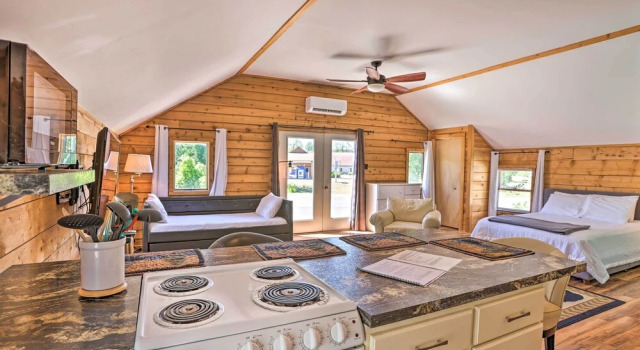 Quaint Studio w/ Shared Beach: Walk to Suttons Bay, Buchen Sie Ferienwohnung Suttons Bay Michigan