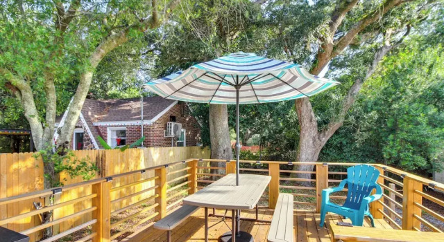Коттедж 5 Mi to Dtwn: Bright Home w/ Yard in Pensacola!