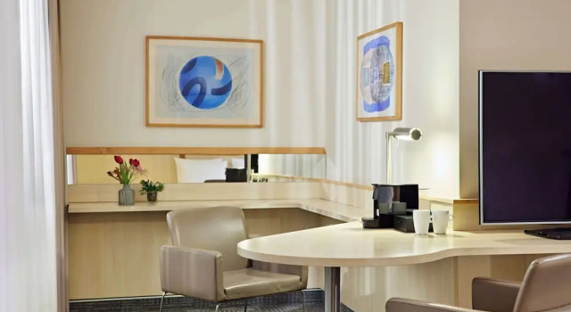 Двухместный номер Deluxe с балконом Lindner Hotel Cologne Am Dom, part of JdV by Hyatt