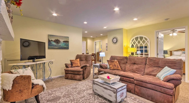 Коттедж The Sunshine Cottage Hendersonville Rental!