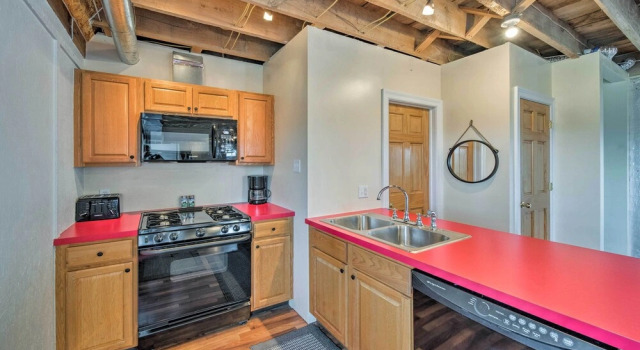Коттедж Updated Berger Cottage w/ Pool, on a Private Farm!