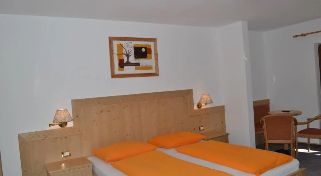 Четырёхместный номер Standard с балконом Alpshotel Bergland