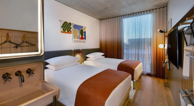 Шестиместный номер Standard Moxy Sydney Airport