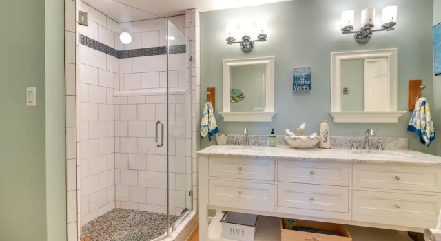 Pet-friendly Condo w/ Seasonal Pool in Galveston!
