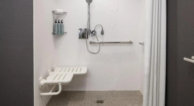 Четырёхместный люкс c 1 комнатой Courtyard by Marriott Santa Cruz