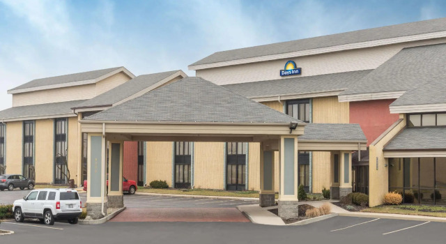 Кровать в общем номере Days Inn by Wyndham Indianapolis Castleton