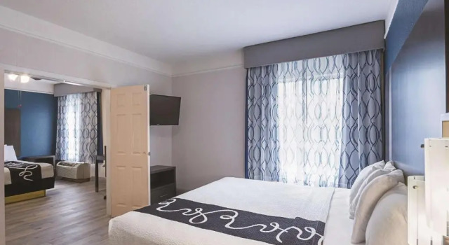Люкс с красивым видом из окна La Quinta Inn & Suites by Wyndham Kingwood Houston IAH Airpt