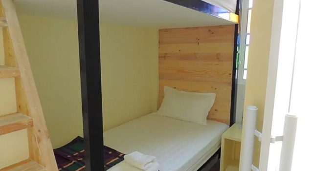 Кровать в общем номере (мужской номер) Lotus Bed & Breakfast