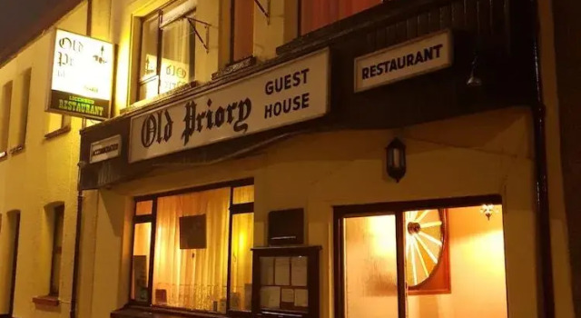Old Priory Guest House, Забронировать Гостевой дом Кармартен Carmarthenshire, рядом с Галерея Oriel Myrddin