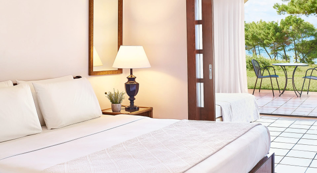 Номер семейный Garden Цокольный этаж с частичным видом на море Grecotel LUXME Oasis