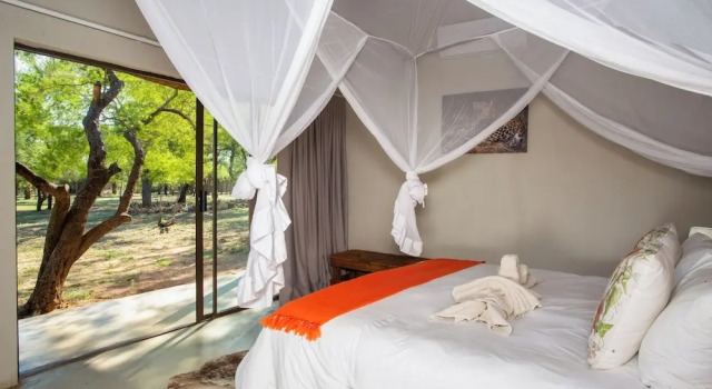 Семейный люкс с видом на бассейн Kubu Bush Lodge