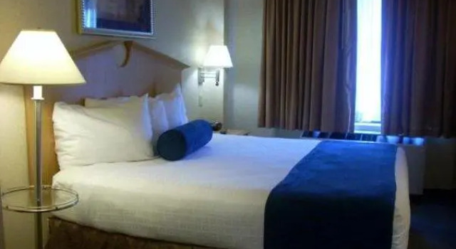 Кровать в общем номере Marco LaGuardia Hotel & Suites