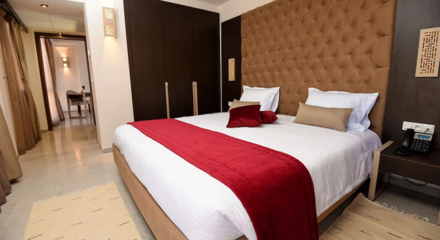 Люкс Comfort Hôtel Lescure Business and SPA