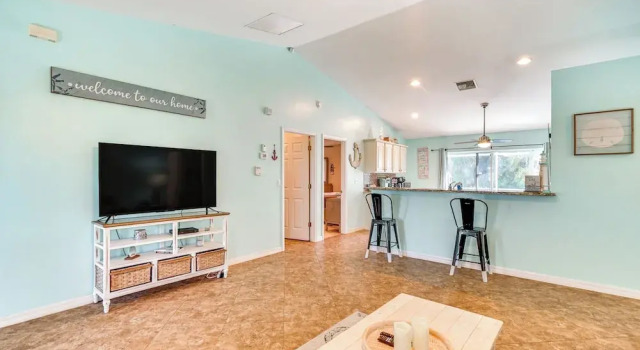 Pet-friendly Home w/ Fenced Yard in Cape Coral, Забронировать Дом для отпуска Виллы Кейп-Корал, Вилла