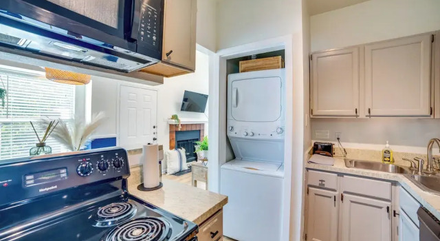 Апартаменты 3 Mi to Downtown Dallas: Sleek Condo w/ Patio