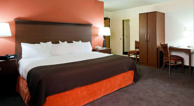 Двухместный номер Standard AmericInn by Wyndham Princeton IL