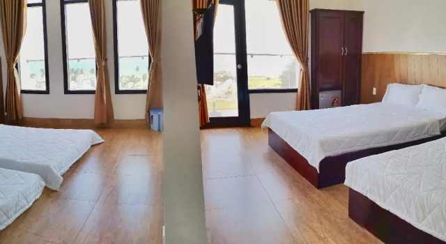 Кровать в общем номере Moon Hotel