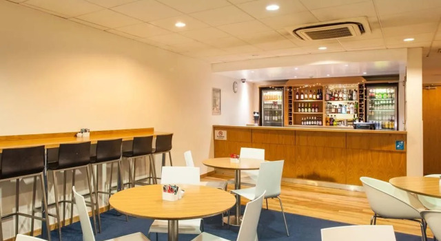 Travelodge London Central Euston Hotel, Забронировать Отель Отели Лондона с парковкой, рядом с Центр искусства The Dairy, Парковка