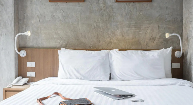Кровать в общем номере Buddy Boutique Inn