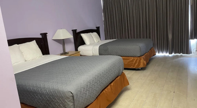 Четырёхместный номер Standard с балконом Pasadena Rose Inn