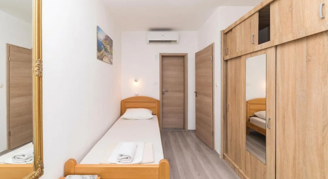 Amazing Home in Okrug Gornji With Sauna, Wifi and 4 Bedrooms, Buchen Sie Hotel Hotels in Gespanschaft Split-Dalmatien mit Pool, Schwimmbad