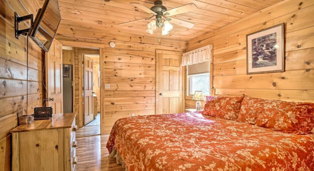 Коттедж Wraparound Deck & Hot Tub: Cabin in Sevierville
