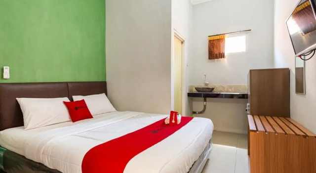 RedDoorz near Juanda International Airport 2, Book Hotel Hotels in Sedati with Parking, Parking