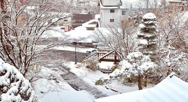 Kirishimaya Ryokan, Забронировать Отель Отели Кусацу с парковкой, рядом с Лыжный курорт Кусацу Онсэн, Парковка