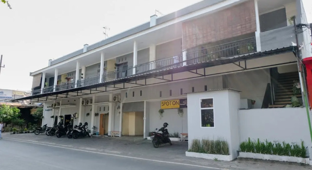 SPOT ON 1710 Sawojajar Inn