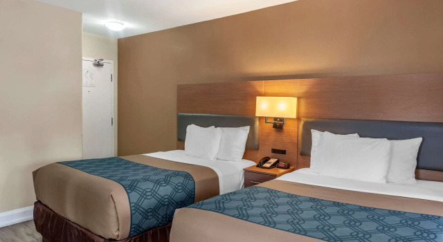 Четырёхместный номер Standard EconoLodge Downtown Toronto