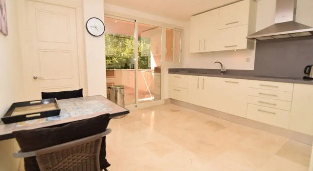 5 Star Boutique Luxury Marbella Apartment, Забронировать Апартаменты/квартира Отели Марбелья с парковкой, рядом с Пляж Эль-Пинильо, Парковка