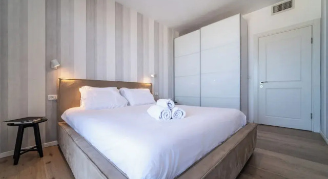 Stylish 1BR Beach-Front Apt w Sea View