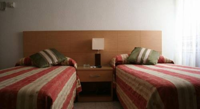 Apartamentos Cuatro Caminos, Забронировать Отель Отели Мадрида с парковкой, рядом с Церковь Святого Иоанна Креста, Парковка