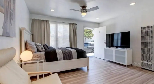 B2 Modern and Contemporary Home Next to Beach Sand With AC