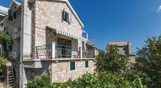 Beautiful Home in Baska Voda with Hot Tub & 3 Bedrooms
