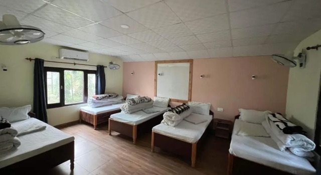 Кровать в общем номере Nepal Wildlife Resort