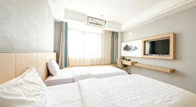 Кровать в общем номере (мужской номер) Jorome Coffee Hotel
