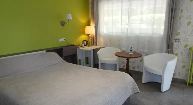Трёхместный номер Standard Logis Hôtel LAyguelade