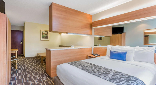 Люкс Deluxe Microtel Inn & Suites by Wyndham Lillington/Campbell University