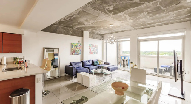 Hang Ten- Large Townhome, lux amenities, parking