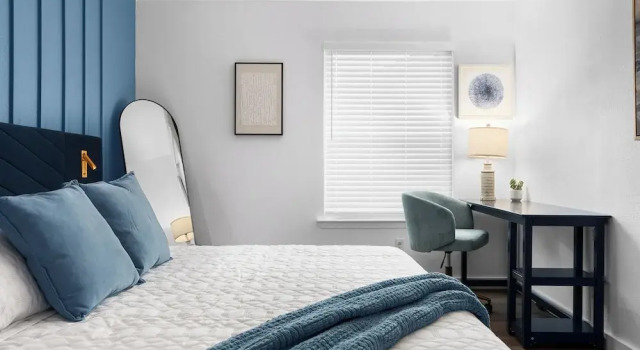Lavish Escape Steps from Zilker & SoCo, Забронировать Дом для отпуска Остин Greater Austin