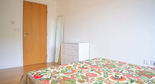 2 Bedroom Apartment with Private Balcony - Sleeps 5, Varaa Huoneisto Asunnot kohteessa Merseyside, Huoneisto