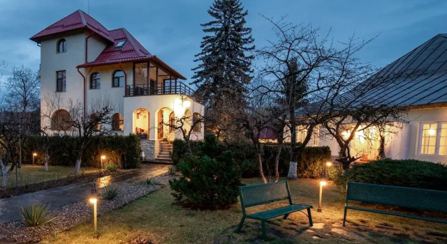 Zaivan Retreat, Забронировать Дом для отпуска Отели Прахова с бассейном, Бассейн