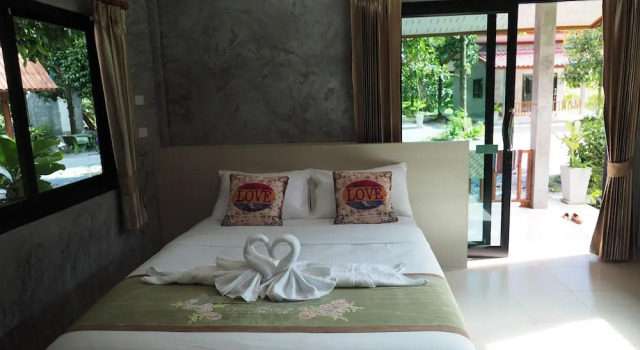 Baan Keree Thara Khiri Wong, Book Hotel Lan Saka 