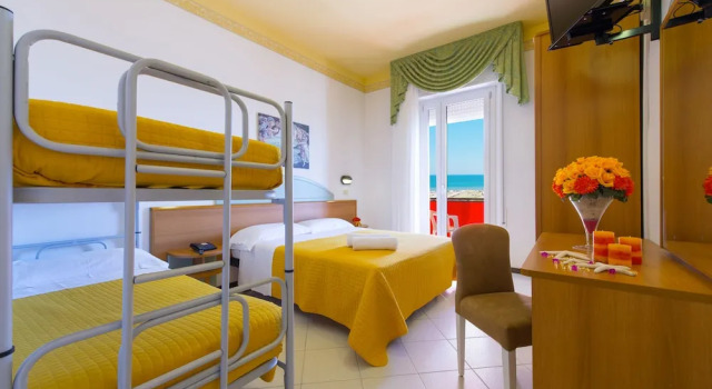 Четырёхместный номер Standard с видом на море Hotel Ariane