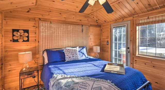 Walk to Water: Lake Winnipesaukee Home w/ Hot Tub, Prenota Casa vacanze Moultonborough New Hampshire