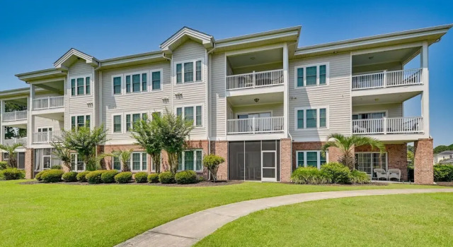 Myrtle Beach Condo: Community Pool & Golf Course!